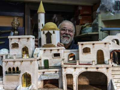 ...che, dal 1980, realizza e vende statue e decori per presepi oltre ad oggetti d�antiquariato di ogni genere